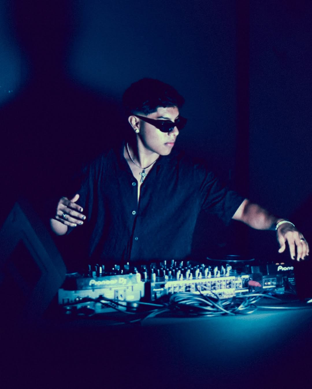 DJ profesional Lemans Events con mixer Pioneer en CDMX