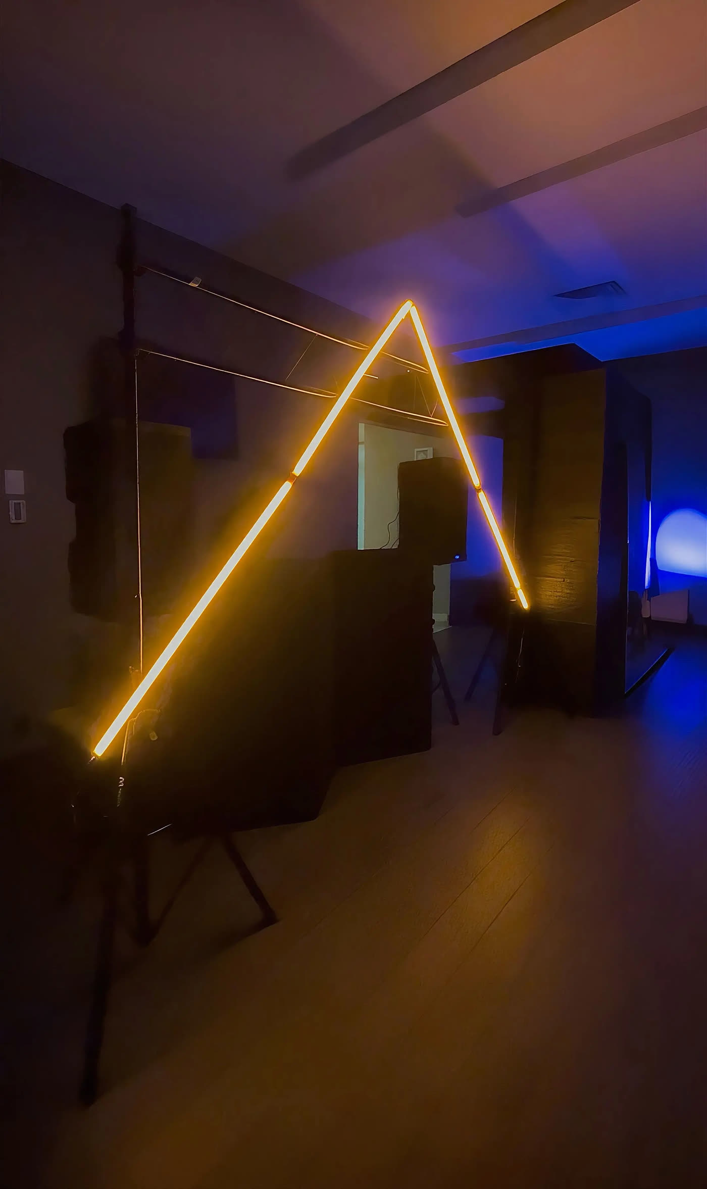 Triángulo Lemans LED dorado como marca distintiva del evento